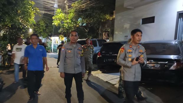 Polsek Setiabudi menggelar cangkrukan bareng warga sambil patroli keliling