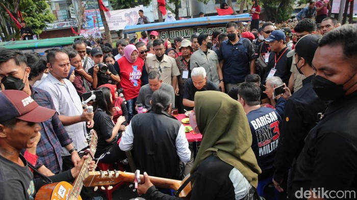 Capres nomor urut 3 Ganjar Pranowo melakukan kampanye di kawasan Bekasi, Jawa Barat, hari ini. Ganjar memulai kegiatannya dengan sarapan bersama warga di Pasar Proyek Lama, Bekasi.
