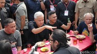 Ganjar didampingi oleh mantan Plt Wali Kota Bekasi Tri Adhianto. Kegiatan sarapan itu juga diiringi oleh lagu Yang Terlupakan dari Iwan Fals yang dinyanyikan seorang pengamen.