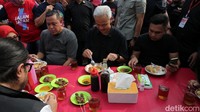 Ganjar tampak sarapan bersama warga. Ganjar tampak menyantap nasi uduk, dengan lauk tahu, telur goreng, jengkol, dan perkedel di Pasar Proyek Lama, Bekasi, Sabtu (16/12/2023).