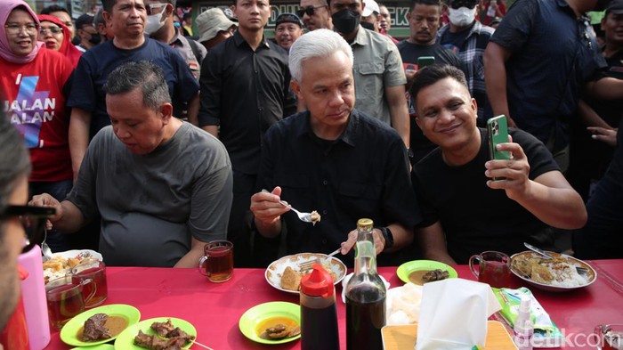 Potret Ganjar Sarapan Nasi Uduk di Pasar Lama Bekasi Capres nomor urut 3 Ganjar Pranowo melakukan kampanye di kawasan Bekasi, Jawa Barat, hari ini. Ganjar memulai kegiatannya dengan sarapan bersama warga di Pasar Proyek Lama, Bekasi.