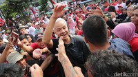 Terlihat warga antusias bertemu dengan Ganjar. Mereka tampak berebut untuk bersalaman dan berswafoto atau selfie.