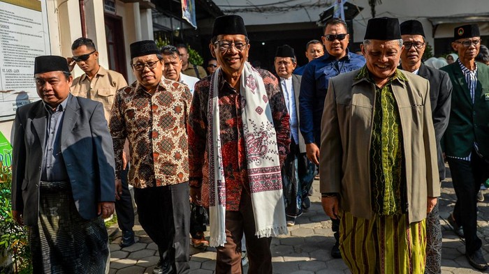 Calon Wakil Presiden nomor urut 3  Mahfud MD memberikan kata sambutan saat menghadiri silaturahim di Pondok Pesantren Sirnamiskin di Kopo, Bandung, Jawa Barat, Sabtu (16/12/2023). Dalam kunjungan ke Kota Bandung, Mahfud MD berkesempatan menghadiri silaturahim bersama kyai dan ulama se-Kota Bandung. ANTARA FOTO/Raisan Al Farisi/nz
