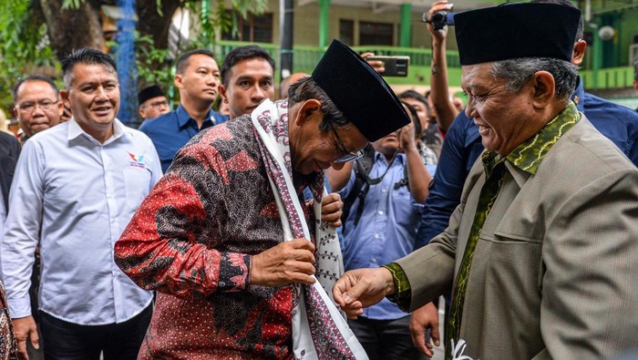 Potret Mahfud MD Berkunjung ke Ponpes di Bandung Calon Wakil Presiden nomor urut 3 Mahfud MD memberikan kata sambutan saat menghadiri silaturahim di Pondok Pesantren Sirnamiskin di Kopo, Bandung, Jawa Barat, Sabtu (16/12/2023). Dalam kunjungan ke Kota Bandung, Mahfud MD berkesempatan menghadiri silaturahim bersama kyai dan ulama se-Kota Bandung. ANTARA FOTO/Raisan Al Farisi/nz