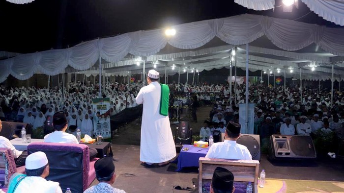 Potret Ribuan Jamaah Gelar Doa dan Zikir Akhir Tahun di Babel Ribuan jamaah Jaringan Santri Indonesia (JSI) Provinsi Kepulauan Bangka Belitung menghadiri acara Do'a Syukur & Dzikir Akhir Tahun 2023 di Pondok Pesantren Al-Barokah, Kabupaten Bangka Tengah, Provinsi Kep. Bangka Belitung (Babel), Sabtu (16/12/2023) malam.