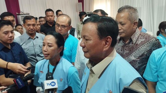 Prabowo Subianto dan Rini Soemarno saat acara Koperasi Mekar Digital Sejahtera (MDS Coop)di kawasan Desa Cinangka, Purwakarta, Jawa Barat, Sabtu (16/12/2023).