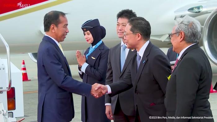 Presiden Jokowi telah tiba di Tokyo untuk bertemu PM Jepang Fumio Kishida dan mengikuti KTT ASEAN-Jepang, dan KTT Asia Zero Emission Community (AZEC). (YouTube Setpres)