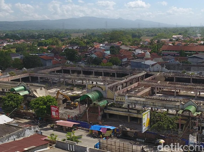 Proses pembongkaran bekas bangunan Pasar Kroya, Kabupaten Cilacap, yang terbakar pada 2021, Sabtu (16/12/2023).