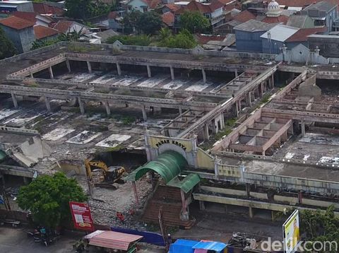 Proses pembongkaran bekas bangunan Pasar Kroya, Kabupaten Cilacap, yang terbakar pada 2021, Sabtu (16/12/2023).