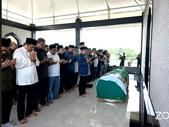 Prosesi pemakaman Prof Adi Suryanto, dihadiri Menpan RB. Dok YouTube Lembaga Administrasi Negara (LAN)