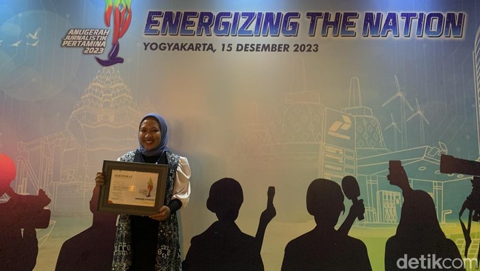 Reporter detikSumut, Kartika Sari raih juara 1 kategori Publikasi CSR/UMKM Pertamina teritorial Sumbagut dalam Anugerah Jurnalistik Pertamina 2023. (Foto: dok Kartika Sari).
