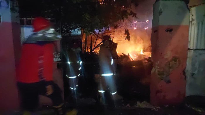 Sarang walet di Probolinggo terbakar