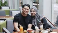 Terlepas dari musibah yang dialami, sebelumnya Irwansyah sering membagikan momen saat makan-makan di restoran bersama istri dan teman-temannya. Foto: Instagram @irwansyah_15