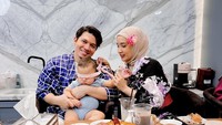 Lucu! Begini momen saat Irwanysah bersama istri dan anaknya makan di sebuah restoran Jepang. Keluarga kecil ini memesan beberapa hidangan sushi hingga sashimi. Foto: Instagram @irwansyah_15