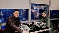 Romantis sekali Irwansyah saat mengajak sang istri kencan dengan makan malam di restoran. “Ngedate sm si cantik,” tulis keterangan unggahan fotonya di Instagram. Foto: Instagram @irwansyah_15
