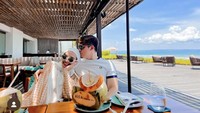 Ada lagi momen saat pasangan suami istri itu sedang menikmati teriknya matahari di Bali. Irwansyah dan Zaskia Sungkar nongkrong sambil menikmati kelapa segar. Foto: Instagram @irwansyah_15