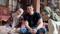 Belum lama ini artis kelahiran 1985 itu pulang ke kampung sang istri. Irwan bersama Zaskia dan Shireen Sungkar menikmati hidangan nasi dan gulai di kampung halaman, Cupak Solok di Padang. Foto: Instagram @irwansyah_15