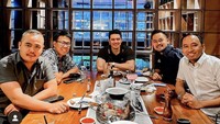 Sepertinya pemeran Farel di film Heart itu memang suka nongkrong bersama teman-temannya. Kali ini Irwan nongkrong sambil menikmati hidangan steak bersama teman-temannya. Foto: Instagram @irwansyah_15