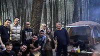 Seru sekali! Kali ini ayah dari Ukassya itu camping bersama teamnya. Momen ini semakin seru karena mereka sempat menikmati BBQ nih. Foto: Instagram @irwansyah_15
