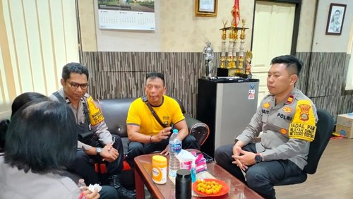 Polisi berdialog dengan NPAJ, siswi SMP di Kecamatan Denpasar Utara yang sebelumnya dilaporkan hilang. (Dok. Polsek Denpasar Utara)