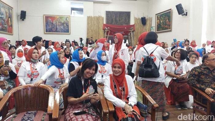 Siti Atikoh Supriyanti, istri dari calon presiden Ganjar Pranowo menyebut pasangan Ganjar-Mahfud Md akan menstabilkan harga jika menang Pilpres 2024. (Tina S/detikcom)