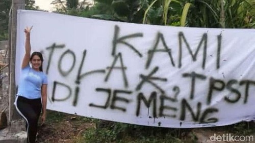 Sosok Ni Putu Nita yang disorot warganet gegara berpose di sebelah spanduk penolakan TPST Sangeh, Badung