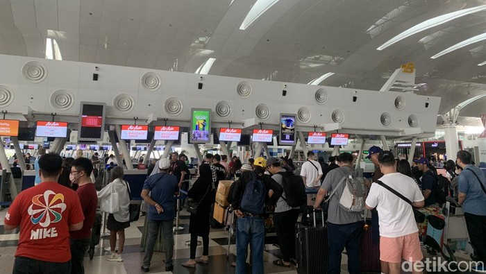 Suasana para calon penumpang saat check in maskapai di Bandara Kualanamu. (Foto: Kartika Sari/detikSumut).