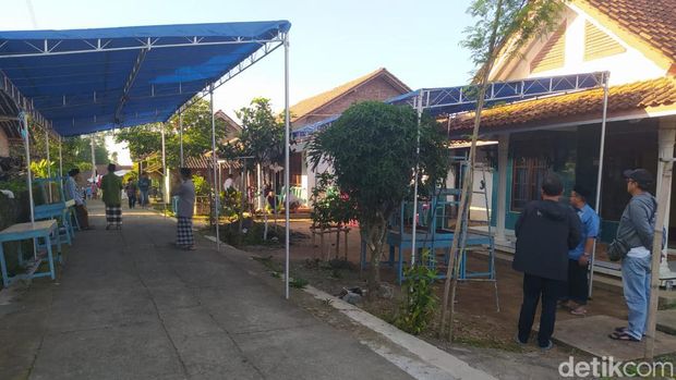 Suasana rumah duka sekeluarga asal Dusun Salam 1, Desa Salam, Kecamatan Grabag, Kabupaten Magelang, Sabtu (16/12/2023), yang jadi korban kecelakaan bus Handoyo di Tol Cipali, Purwakarta.