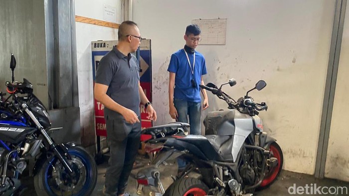 Sultan Rifat Alfatih korban kabel menjuntai mengecek kondisi motornya yang rusak usai kecelakaan di Jalan Pangeran Antasari, Jaksel pada Januari 2023 lalu.