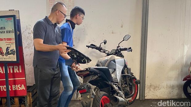 Sultan Rif'at Alfatih korban kabel menjuntai mengecek kondisi motornya yang rusak usai kecelakaan di Jalan Pangeran Antasari, Jaksel pada Januari 2023 lalu.
