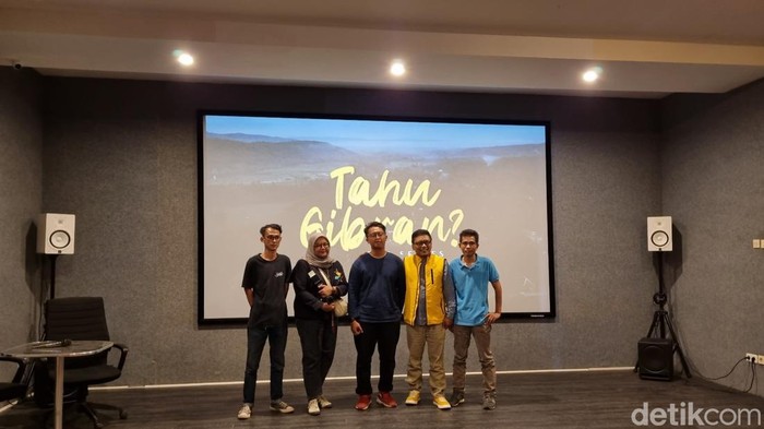 Sutradara, Produser hingga kru serial Tahu Gibran? saat memberikan keterangan, Sabtu (16/12/2023).