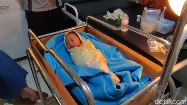 Temuan bayi di bangunan kosong bekas RM Padang.