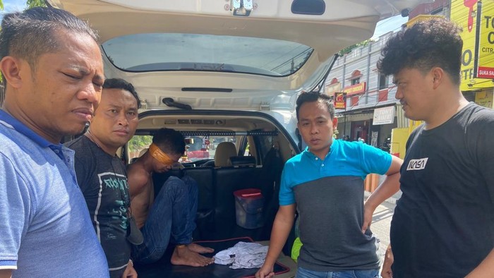 Terduga pelaku curanmor diamankan polisi usai diamuk massa. Dokumen Istimewa
