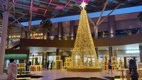 Dekorasi meriah yang mempesona membuat mall ini menjadi negeri khayangan di musim dingin bertemakan keajaiban natal. Untuk menyambut libur Nataru, ada diskon hingga 70% setiap hari di mall ini. (dok. The Grand Outlet)