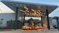 The Grand Outlet - East Jakarta, Karawang dapat dicapai hanya satu jam perjalanan dari pusat kota Jakarta, melalui tol Cikampek. Mall ini juga dapat diakses melalui Kereta Cepat Jakarta-Bandung, dengan turun di Stasiun Karawang. (dok. The Grand Outlet)