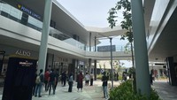 Konsep mall ini tak kalah dengan mall-mall di luar negeri. Ada open space alias ruang terbuka, dimana traveler bisa berjalan-jalan dengan leluasa sembari berbelanja di berbagai toko yang ada di sana. (dok. The Grand Outlet)