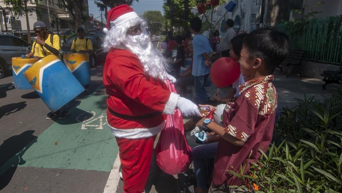 Wah.. Ada Sinterklas Keliling Kota Salatiga Seorang mayoret drumband beraksi saat mengikuti Salatiga Christmas Parade 2023 di Salatiga, Jawa Tengah, Sabtu (16/12/2023). Kegiatan yang diselenggarakan oleh Badan Kerjasama Gereja-Gereja Kota Salatiga itu diikuti sebanyak 24 kontingen untuk menyambut suka cita Natal 2023 yang diharapkan dapat membawa damai antarsesama.
ANTARA FOTO/Aloysius Jarot Nugroho/nz.
