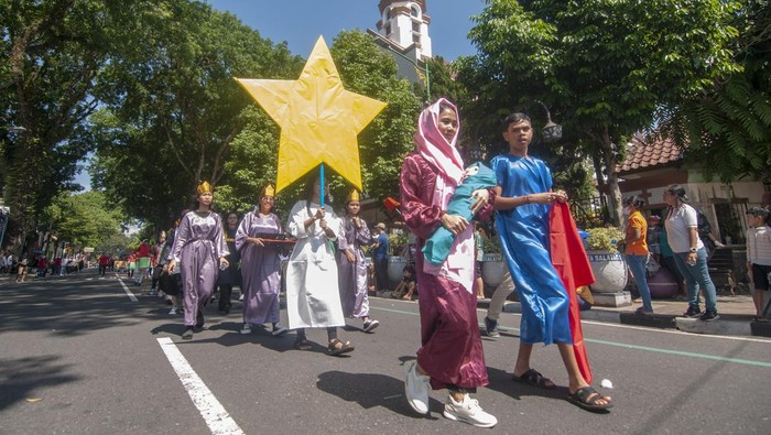 Seorang mayoret drumband beraksi saat mengikuti Salatiga Christmas Parade 2023 di Salatiga, Jawa Tengah, Sabtu (16/12/2023). Kegiatan yang diselenggarakan oleh Badan Kerjasama Gereja-Gereja Kota Salatiga itu diikuti sebanyak 24 kontingen untuk menyambut suka cita Natal 2023 yang diharapkan dapat membawa damai antarsesama. 
ANTARA FOTO/Aloysius Jarot Nugroho/nz.