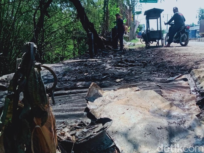 Warung angkringan di tepi jalan Jogja-Solo, Kecamatan Ceper, Kabupaten Klaten, ludes terbakar, Sabtu (16/12/2023)