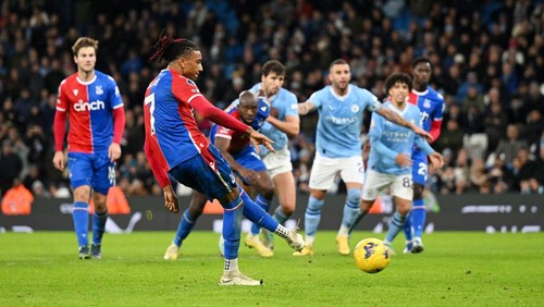 MANCHESTER, ENGLAND - DECEMBER 16: Michael Olise of Crystal Palace scores their teams second goal from the penalty spot during the Premier League match between Manchester City and Crystal Palace at Etihad Stadium on December 16, 2023 in Manchester, England. (Photo by Michael Regan/Getty Images)