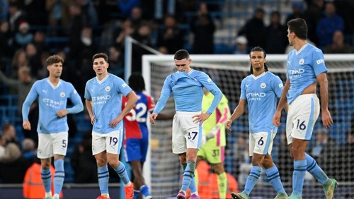 MANCHESTER, ENGLAND - DECEMBER 16: Phil Foden and teammates of Manchester City look dejected following the Premier League match between Manchester City and Crystal Palace at Etihad Stadium on December 16, 2023 in Manchester, England. (Photo by Shaun Botterill/Getty Images)