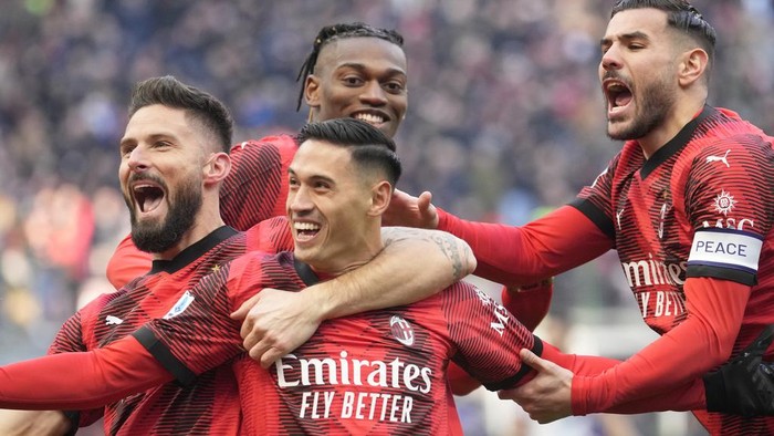 AC Milans Tijjani Reijnders, centre, celebrates after scoring his sides opening goal during a Serie A soccer match between AC Milan and Monza, at the San Siro stadium in Milan, Italy, Sunday, Dec. 17, 2023. (AP Photo/Luca Bruno)