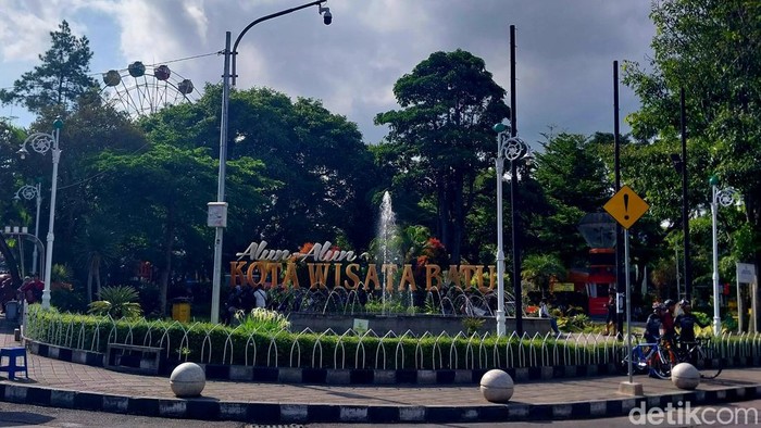 Alun-Alun Kota Batu yang menjadi salah satu tempat favorit yang sering dikunjungi wisatawan.