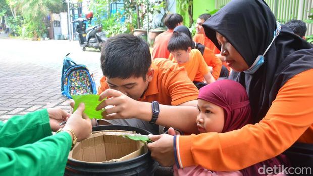 Anak berkebutuhan khusus saat belajar mengelola sampah di Sidoarjo.