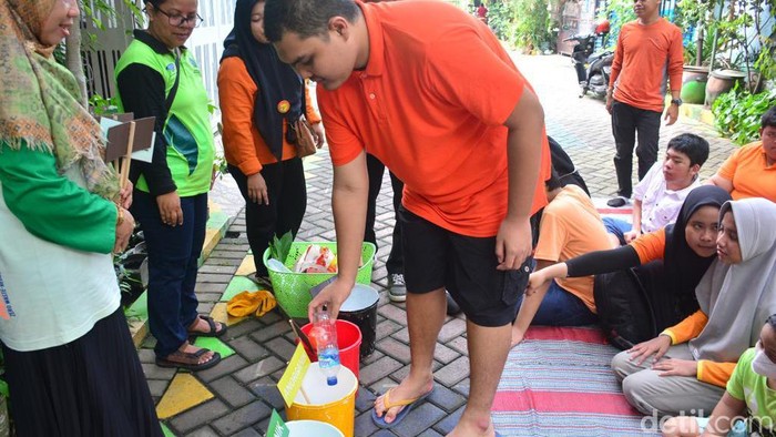 Anak berkebutuhan khusus saat belajar mengelola sampah di Sidoarjo.
