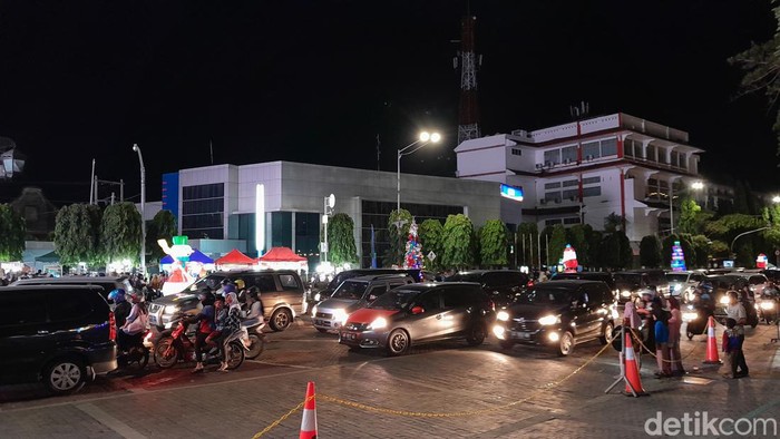 Antrean panjang di Jalan Jenderal Sudirman, Minggu (17/12/2023), 19.39 WIB.