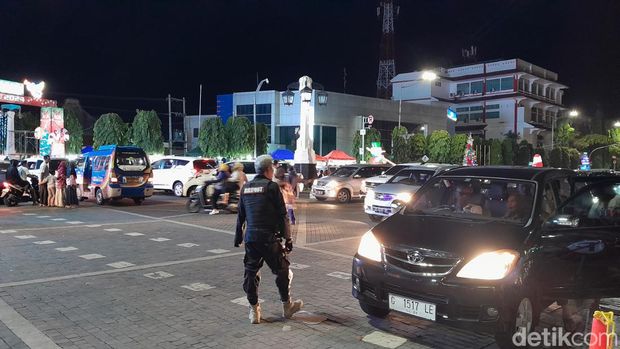 Antrean panjang di Jalan Jenderal Sudirman, Solo, Minggu (17/12/2023).