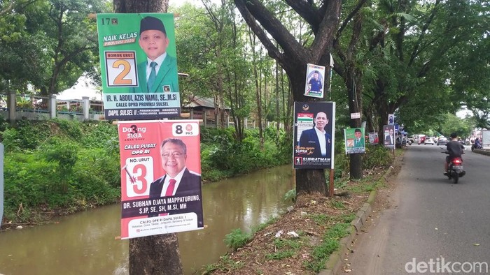 APK caleg di Jalan Baru Raya Makassar yang terpaku di pohon.