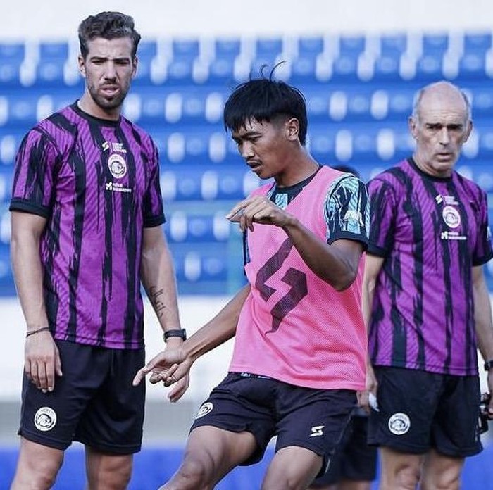 Arema FC mengusung misi mencuri tiga poin dari tuan rumah PS Barito Putera. Misi tersebut diusung sebagai upaya untuk keluar dari zona degradasi.