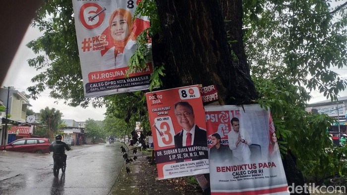 Baliho caleg mejeng di pohon di ruas Jalan Inspeksi PAM Timur Makassar.